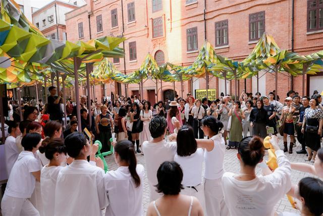 节启幕在绿色帐篷下“城市野餐”pg模拟器2025年外滩建筑