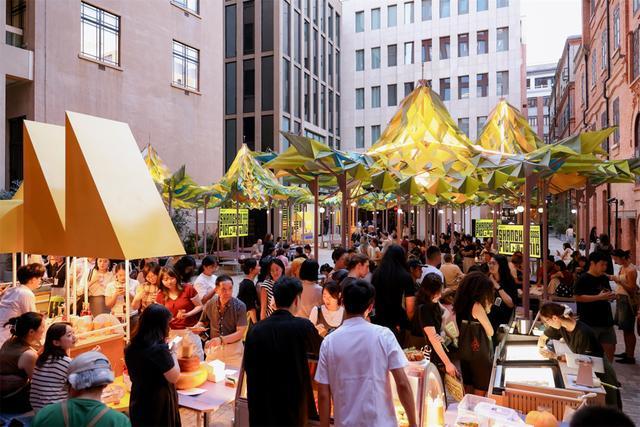 节启幕在绿色帐篷下“城市野餐”pg模拟器2025年外滩建筑(图5)