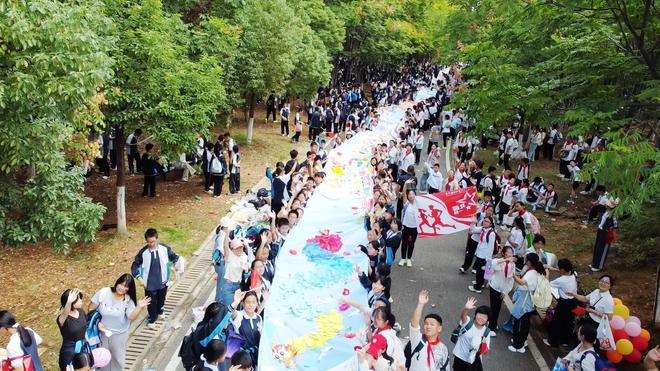 生登上“身边的山”庆国庆pg电子首页武汉