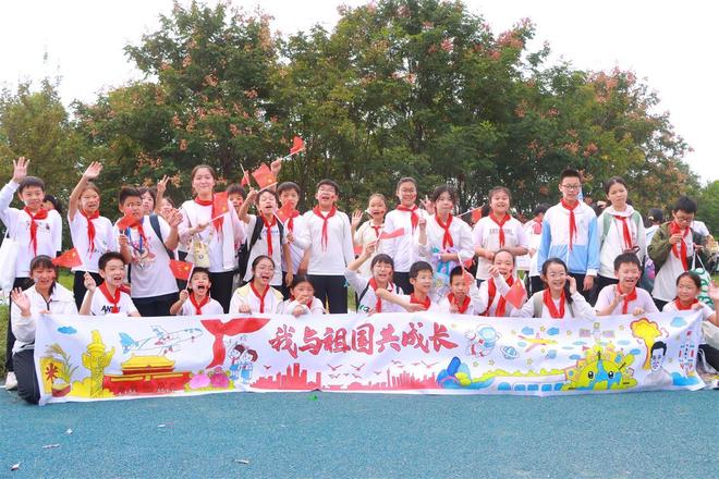 生登上“身边的山”庆国庆pg电子首页武汉千名初中(图2) 生登上“身边的山”庆国庆pg电子首页武汉千名初中(图2)