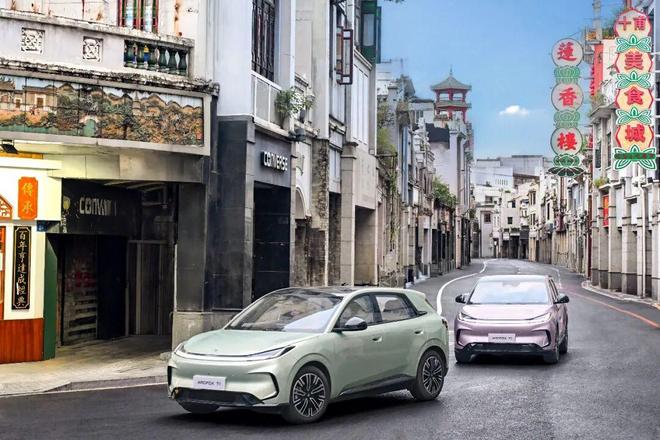 神榜！吉利星愿vs极狐T1闭眼冲不踩雷指南pg电子模拟器免费版10万内纯电代步车封(图3)