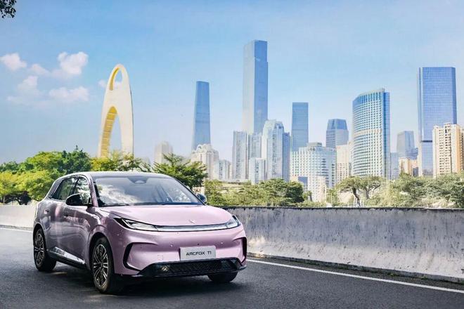 神榜！吉利星愿vs极狐T1闭眼冲不踩雷指南pg电子模拟器免费版10万内纯电代步车封(图5)