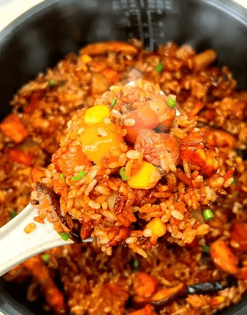 高速普通人重构旅途尊严的温柔抵抗pg电子夫妻回家过年带一锅焖饭上(图3)